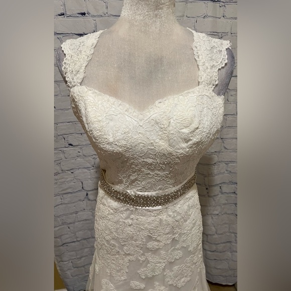NWT David’s Bridal Ivory Cap Sleeve Lace Trumpet Wedding Dress Size 2 - $599 - Picture 2 of 15